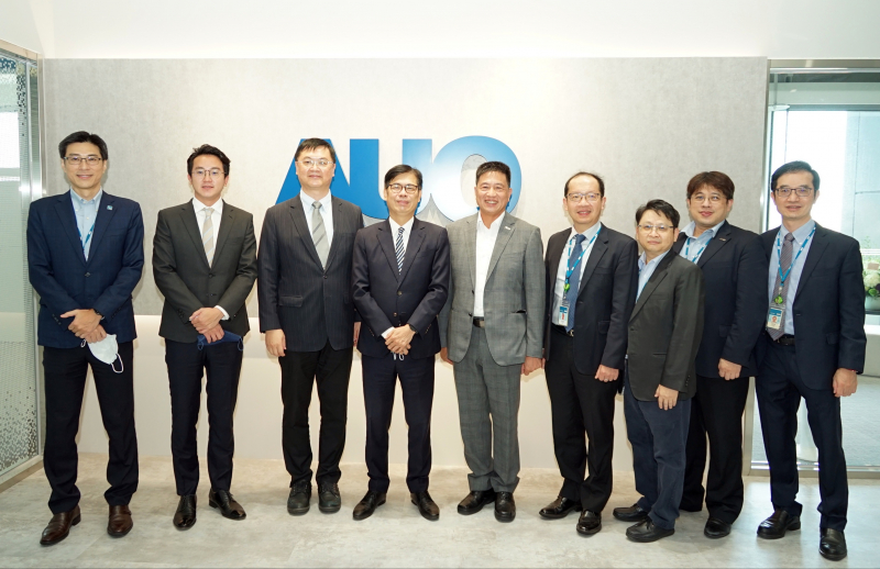 BG真人光電前進亞灣成立「AUO解決方案研發中心」，作為多元場域解決方案研發及試驗場域（圖中左為高雄市長陳其邁、圖中右為BG真人光電董事長彭双浪）