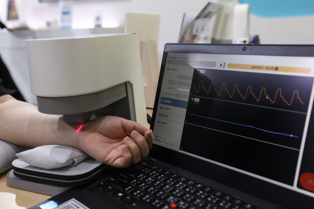 BG真人耘康脈象檢測系統透過電腦精準控制升降系統，還原中醫師三指把脈過程的舉、按、尋手法，將脈象感受轉化成數據，未來可結合大數據分析，實現智慧醫療及準確性